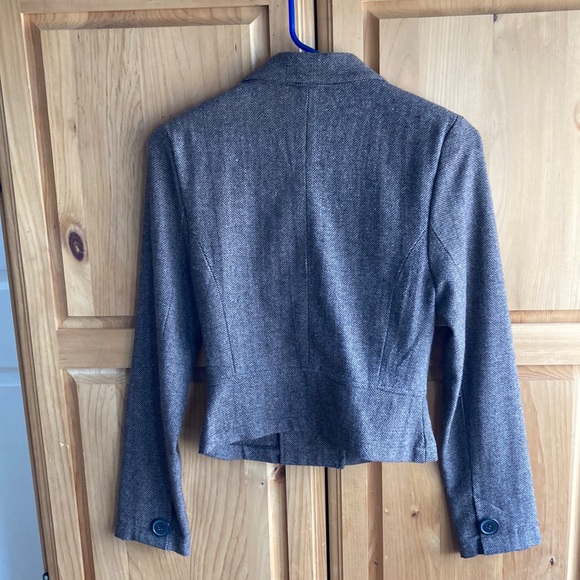 Cropped Structured Blazer with Shoulder Pads - Picture 3 of 8